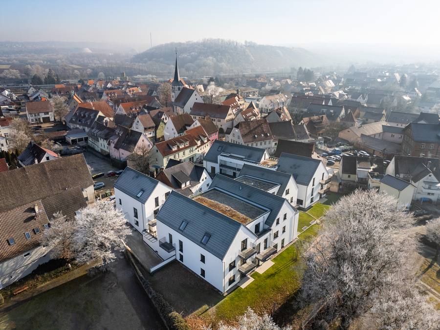 Luftbild: The Urban Terrace am Rand der Kirchheimer Altstadt mit Kirchturm