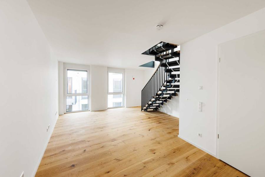 Maisonette-Wohnung mit offener Treppe und Parkettboden